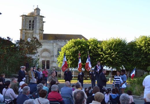 Don de la Mairie de Gisors de plante en mémoire des Justes de la commune