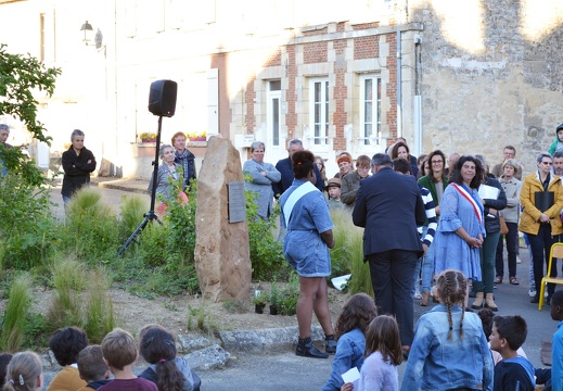 Don de la Mairie de Gisors de plante en mémoire des Justes de la commune