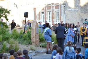 Don de la Mairie de Gisors de plante en mémoire des Justes de la commune