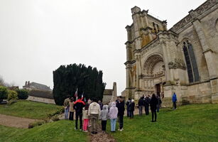 Cérémonie devant le monument aux morts