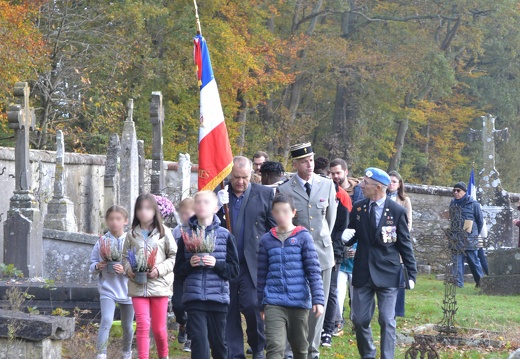 Fleurissement des tombes des anciens combattants