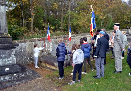 Fleurissement des tombes des anciens combattants