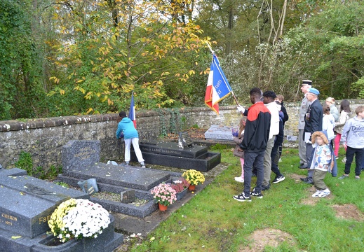 Fleurissement des tombes des anciens combattants