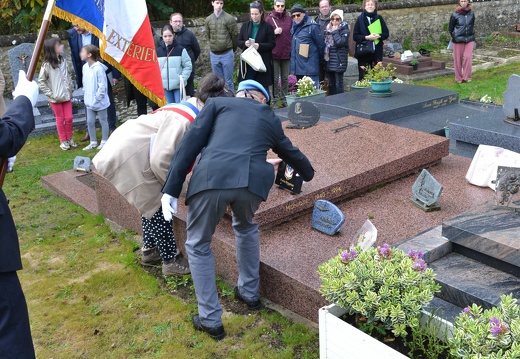 Pose d'une plaque en honneur d'un ancien porte drapeau