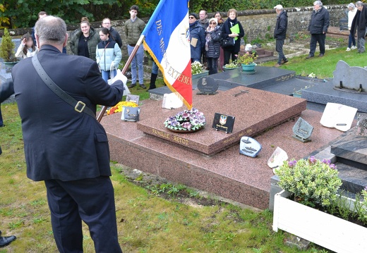Pose d'une plaque en honneur d'un ancien porte drapeau