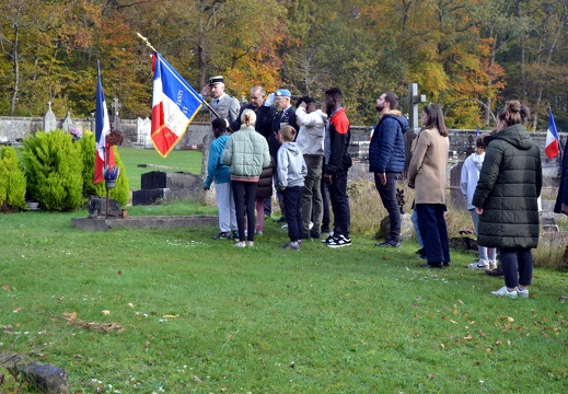 Fleurissement des tombes des anciens combattants