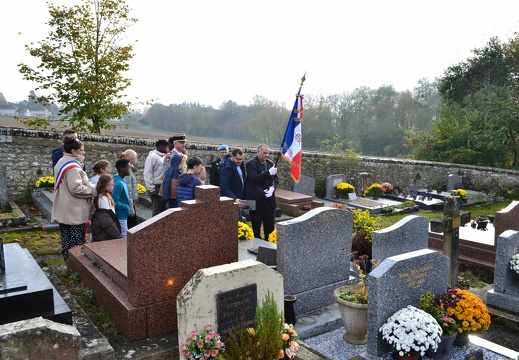 Pose d'une plaque en honneur d'un ancien combattant