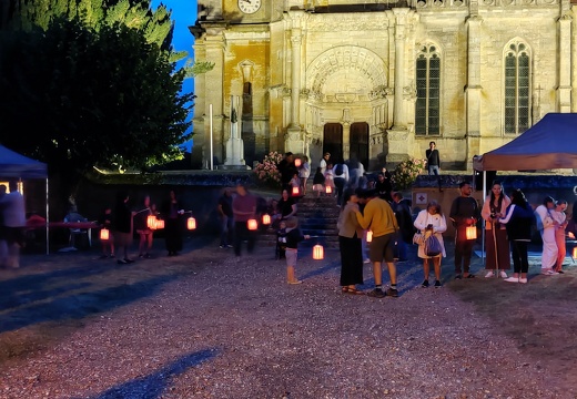 Début de la marche aux flambeaux